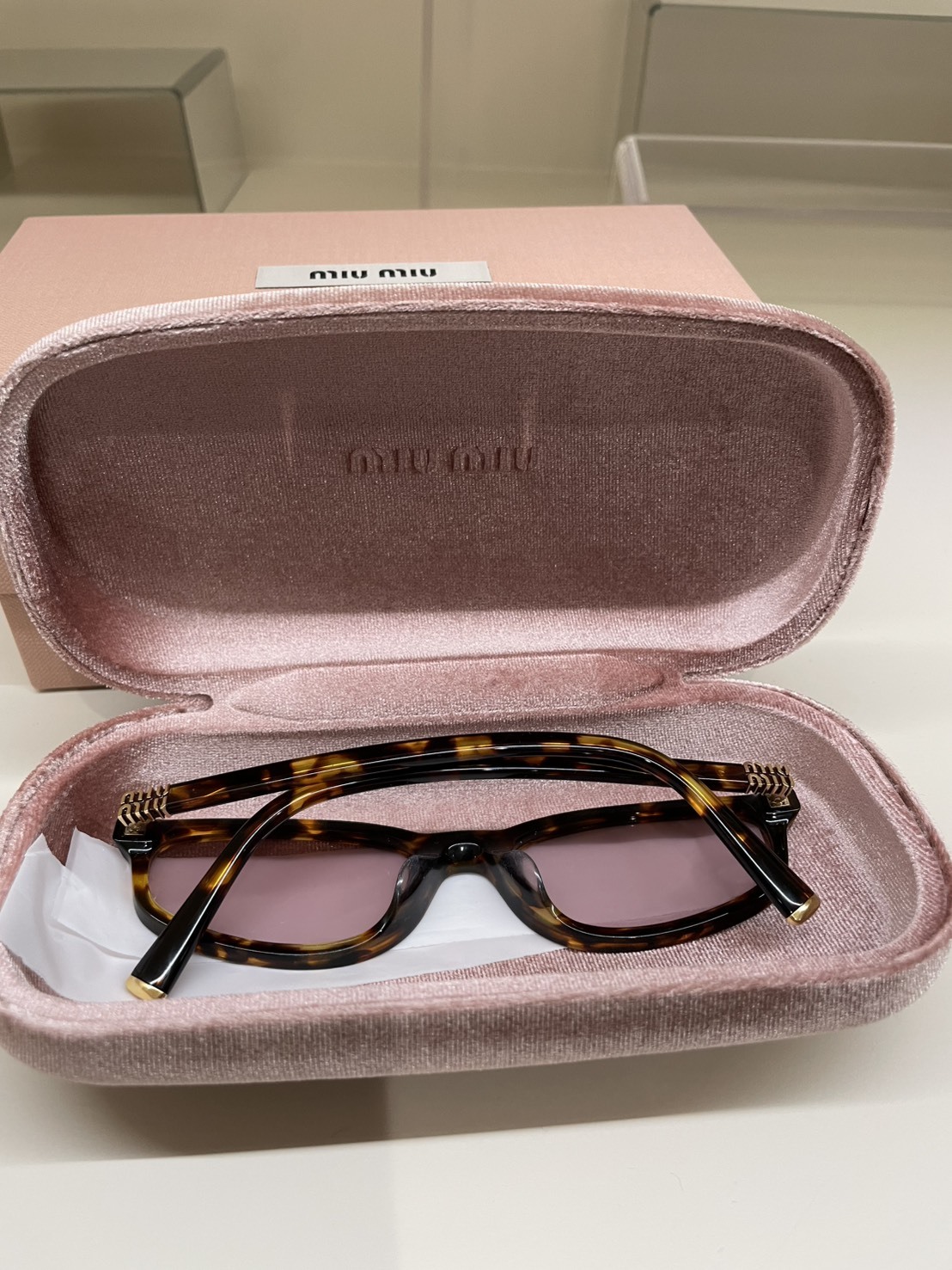 Miu Miu 琥珀色方橢粉墨鏡