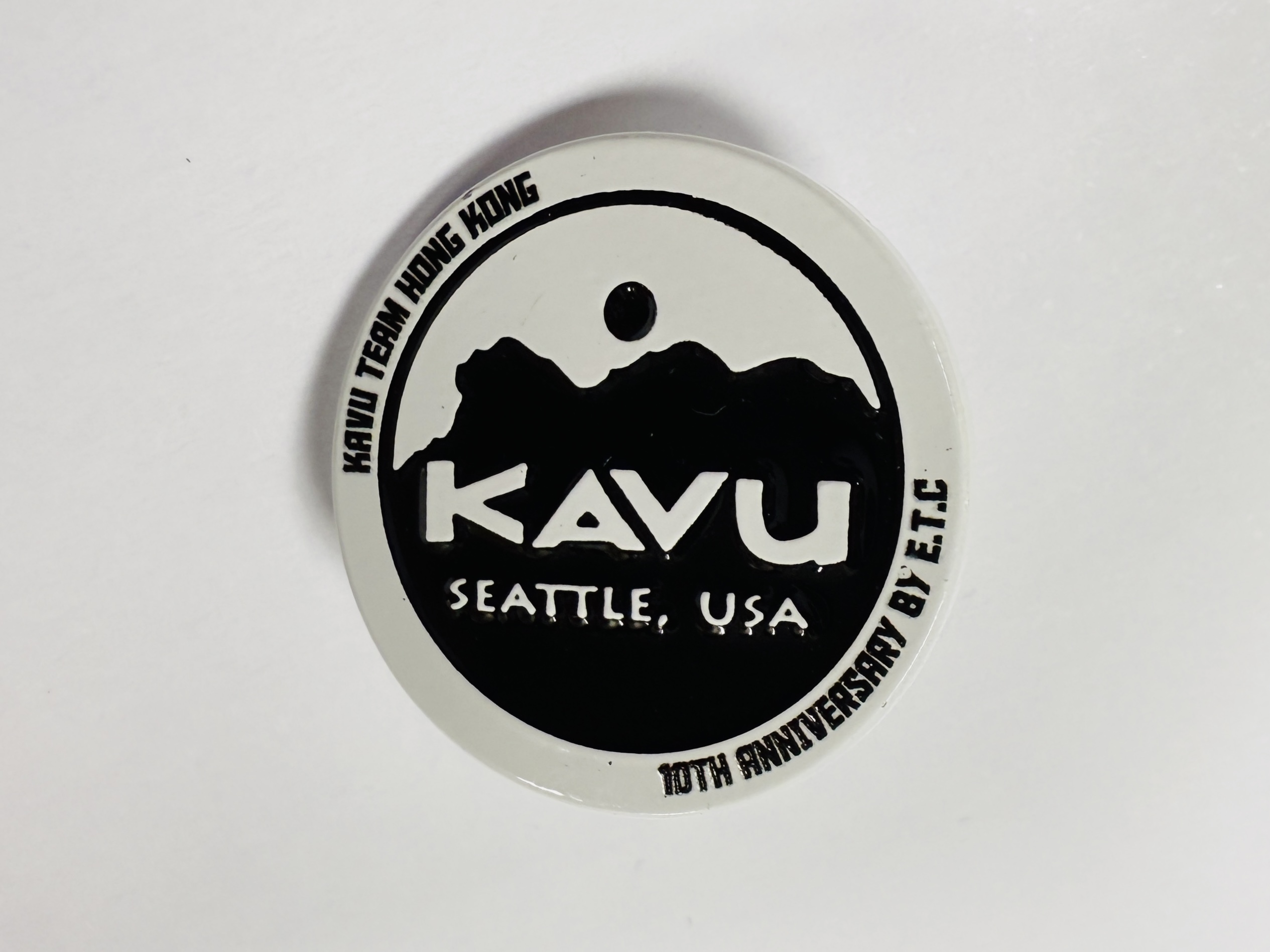 KAVU TEAM HONG KONG Logo #襟章 #香港限定 #白底黑字