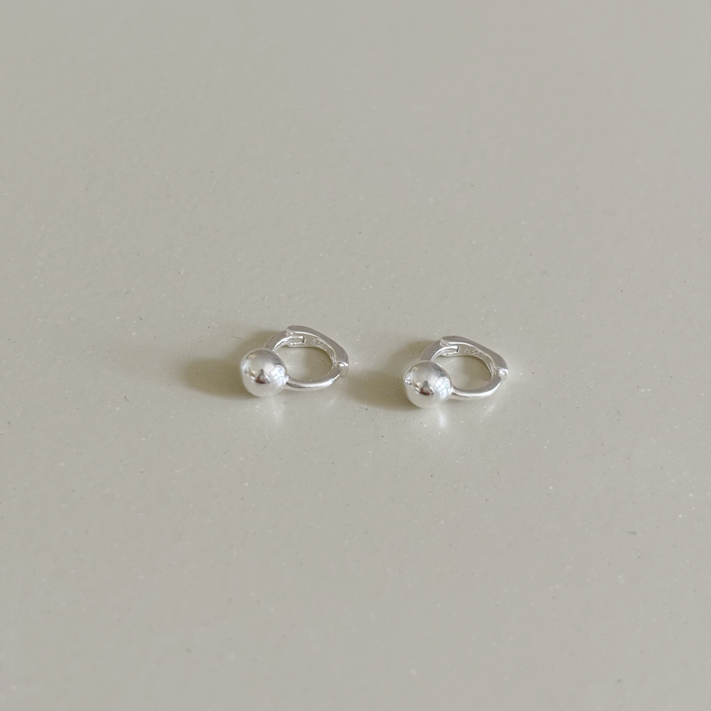 厚實球球耳骨圈