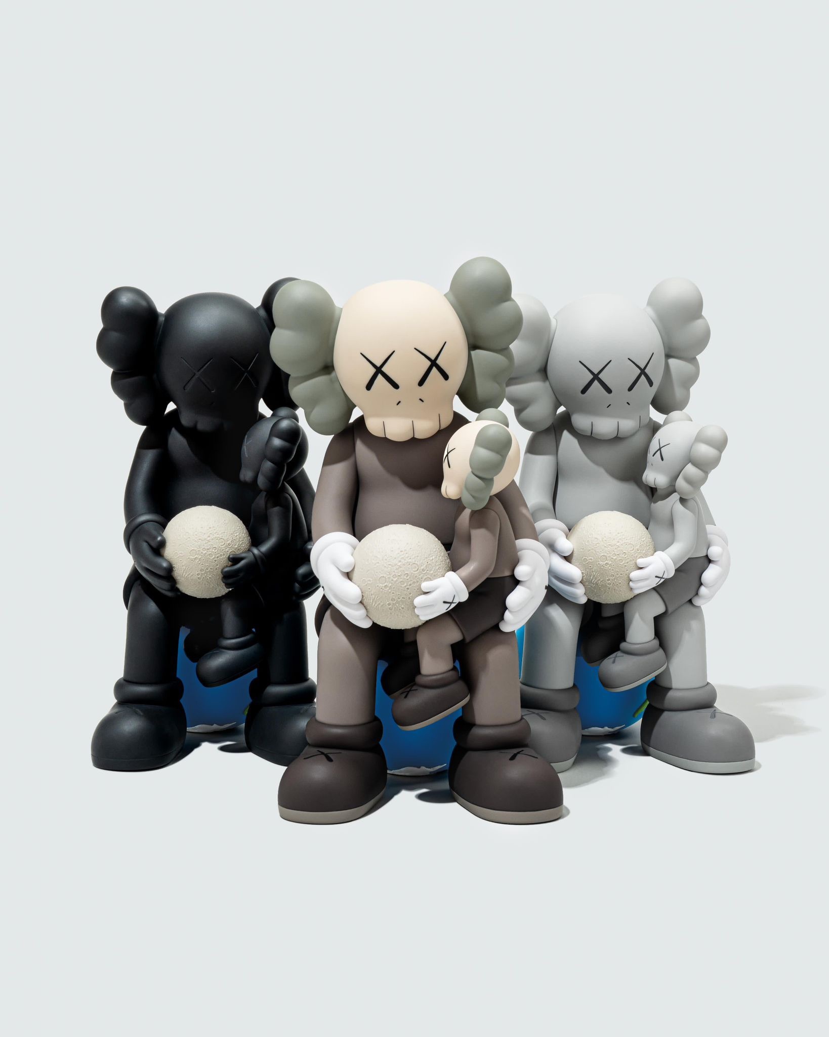 KAWS HOLIDAY THAILAND - 三色 公仔
