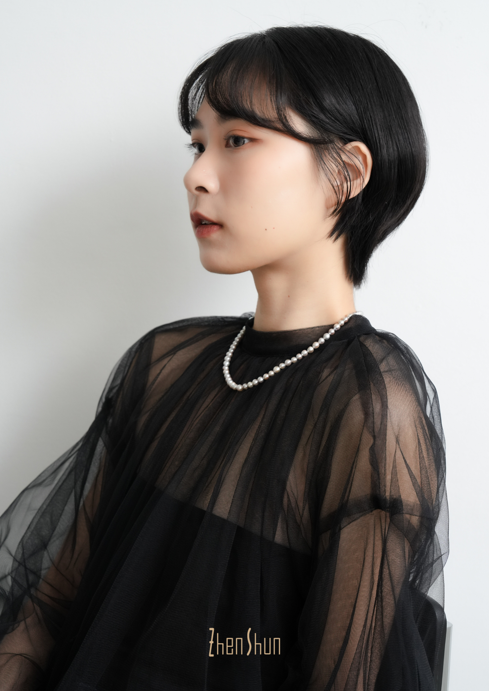 短髮女生戴著珍珠項鍊