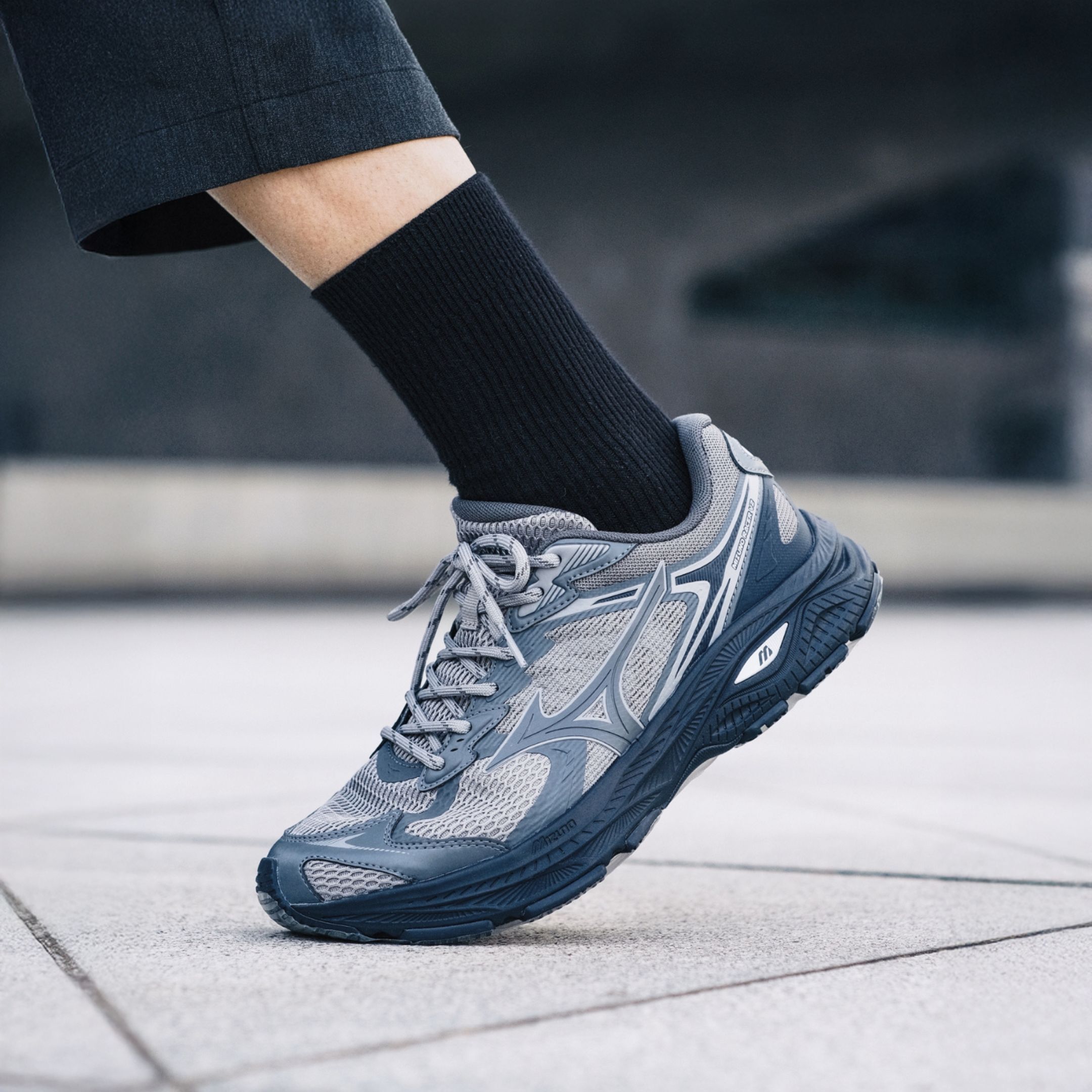 NICEDAY 代購 MIZUNO Racer V2 Stone Grey 岩石灰 黑灰 黑 深灰 鐵灰 男鞋 D1GH250603