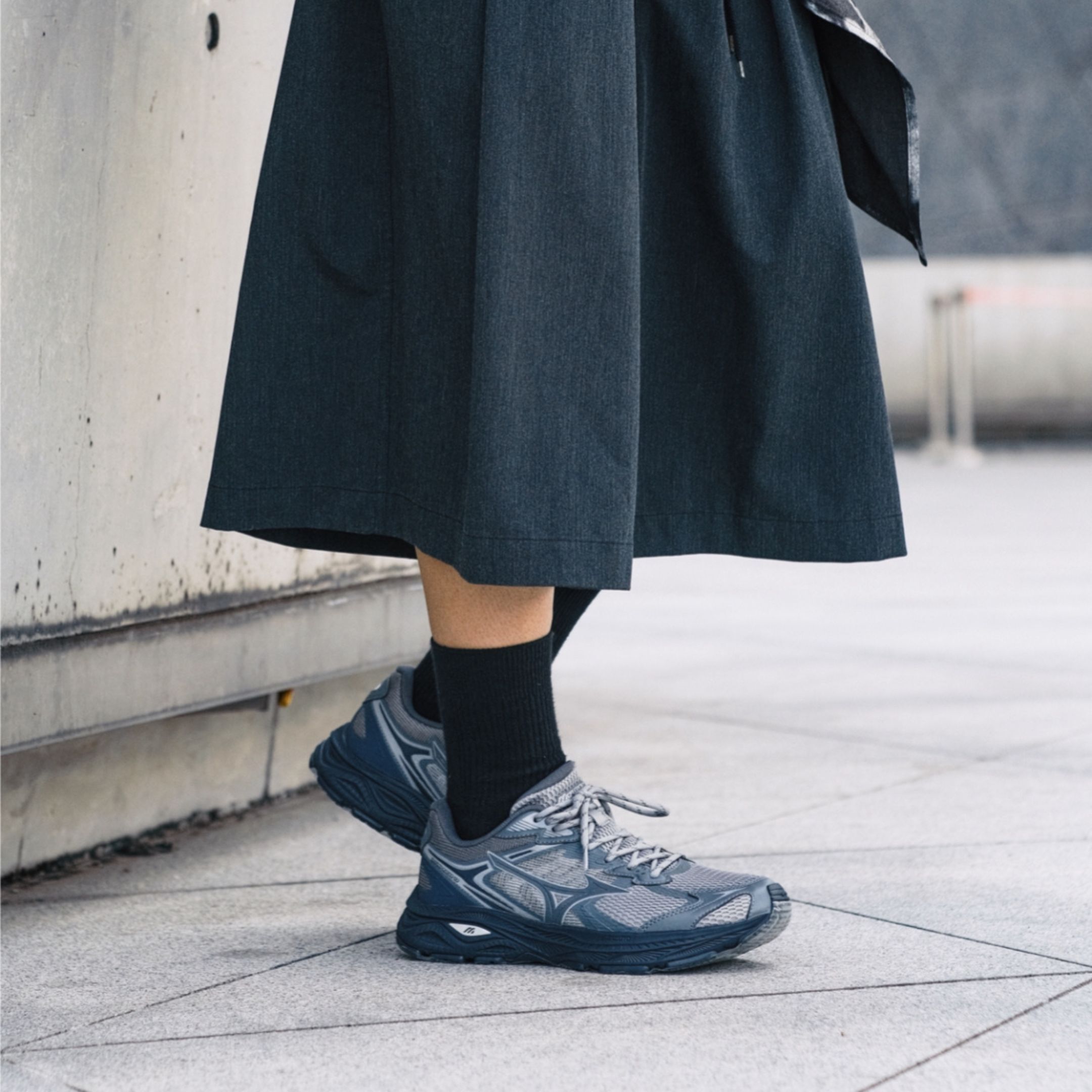 NICEDAY 代購 MIZUNO Racer V2 Stone Grey 岩石灰 黑灰 黑 深灰 鐵灰 男鞋 D1GH250603