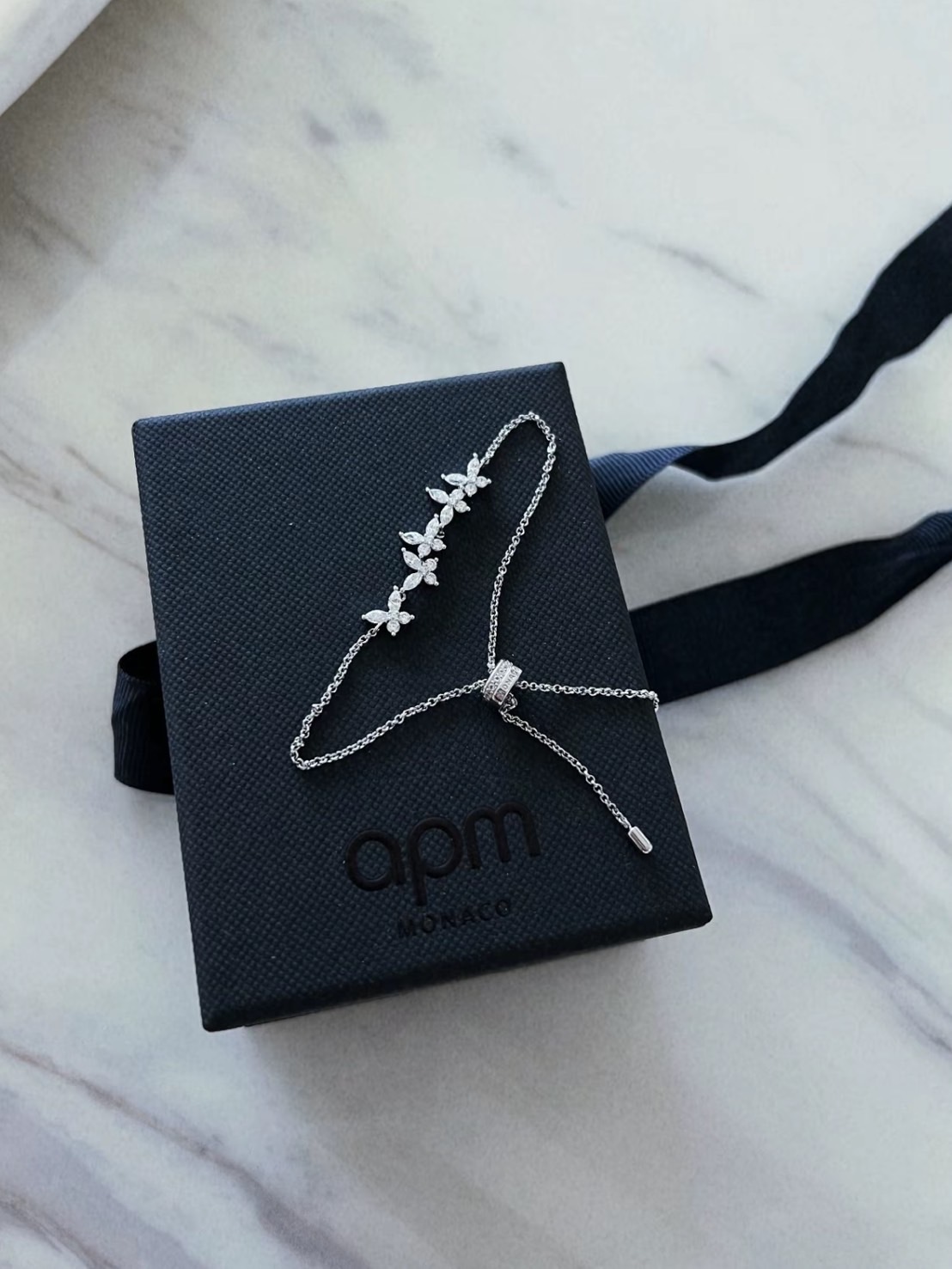 APM MONACO LUMIERE 系列 銀白蝴蝶可調節 925銀滿鑽 手鍊 AB4536OX