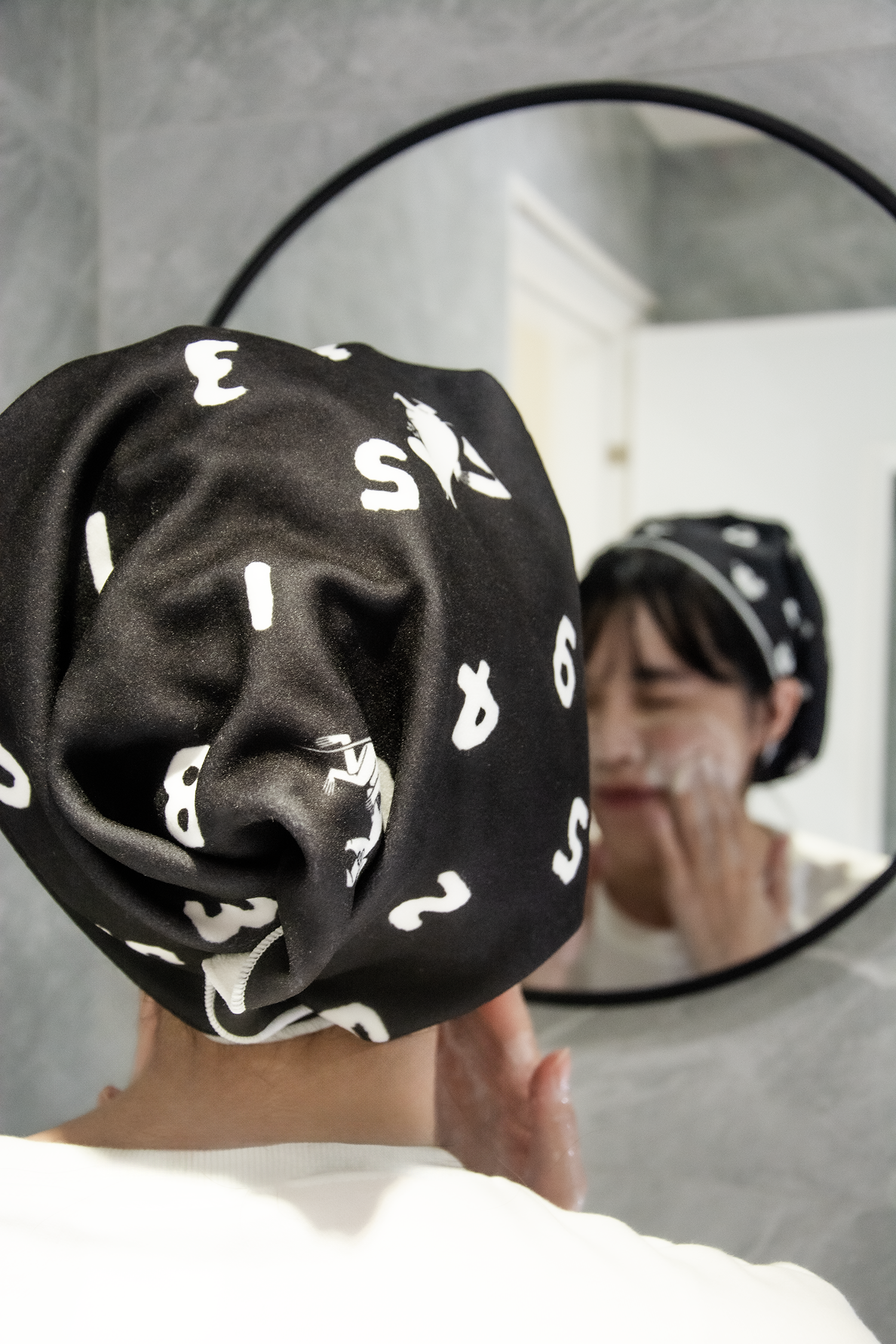 女孩包著日本SOU・SOU包髮巾照鏡子