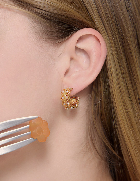 輕奢古典珍珠環繞。針式耳環