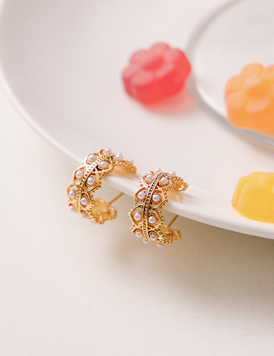 輕奢古典珍珠環繞。針式耳環