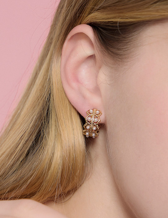 輕奢古典珍珠環繞。夾式耳環