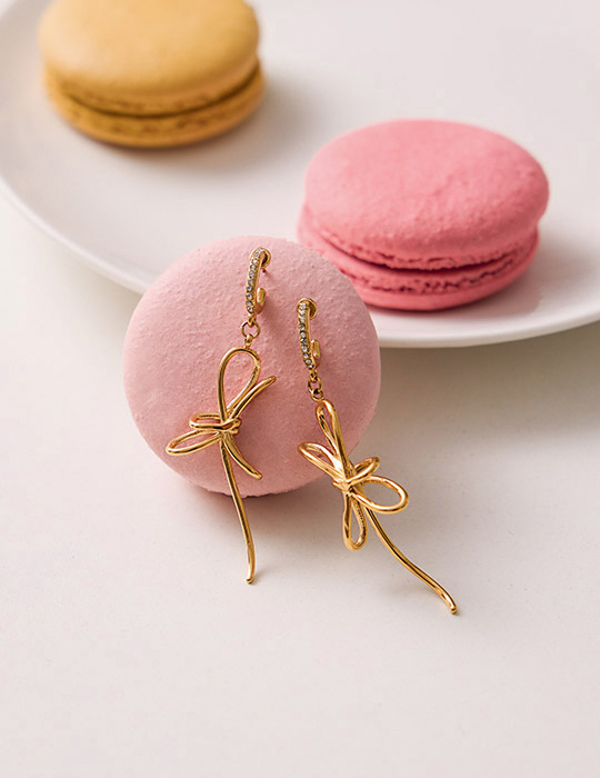 【鈦鋼】閃耀交錯蝴蝶結。針式耳環