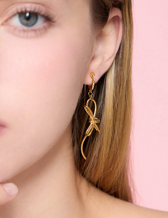 【鈦鋼】閃耀交錯蝴蝶結。針式耳環