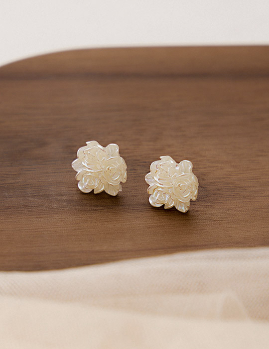 氣質玫瑰花束。針式耳環