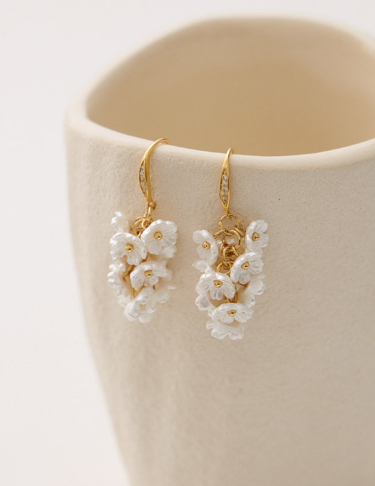 甜美鋯石花朵流蘇。針式耳環