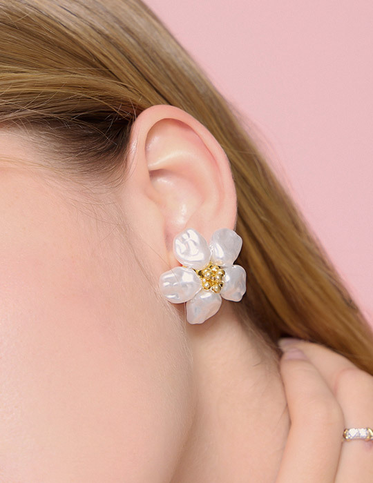 復古珍珠花朵。針式耳環