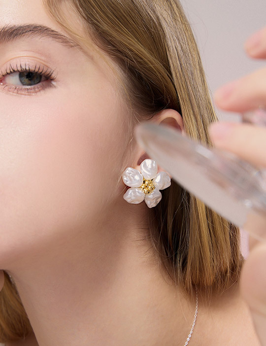 復古珍珠花朵。夾式耳環