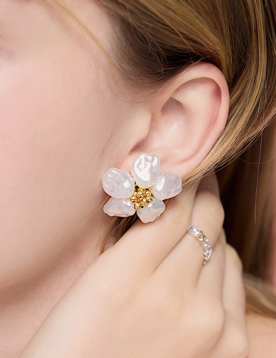 復古珍珠花朵。夾式耳環