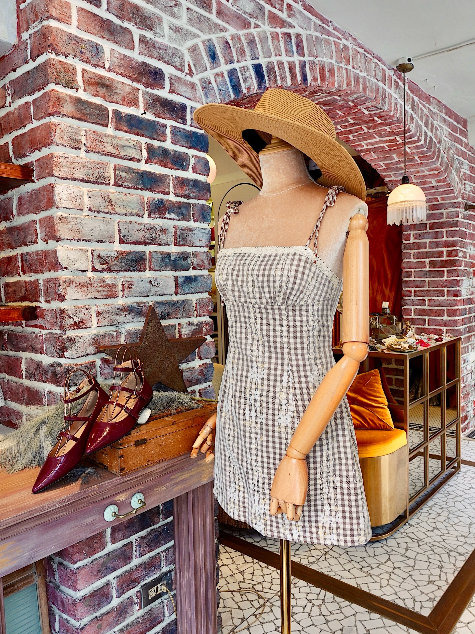 Chocolate 焦糖巧克力色格紋綁帶蕾絲網洞刺繡  Mini Dress