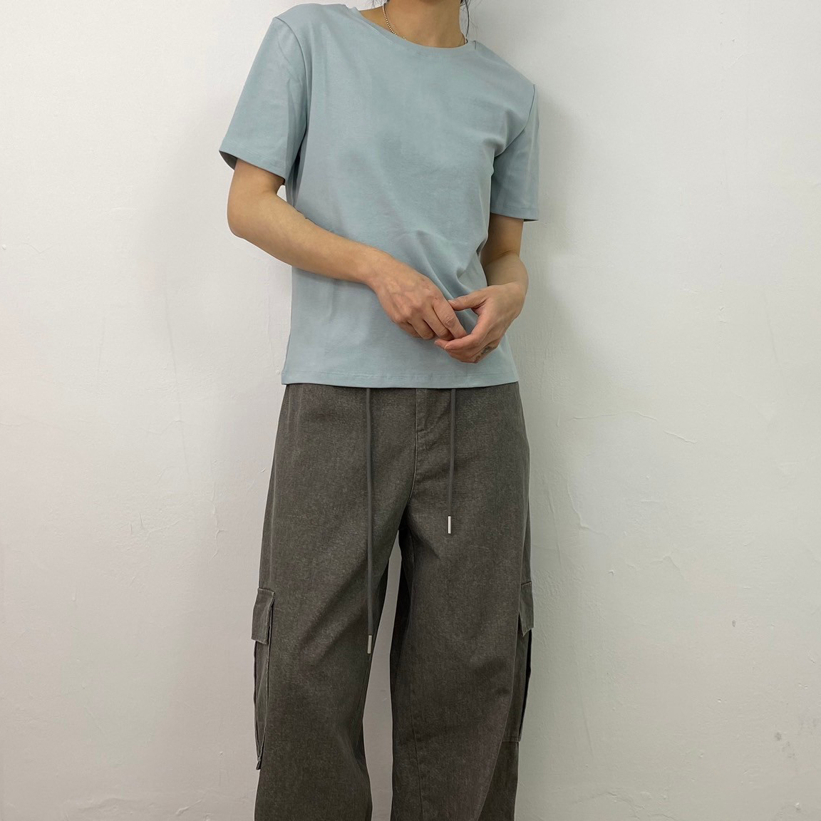 模特穿著#9195 質感修身短T霧藍