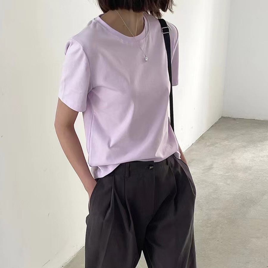 模特穿著#9195 質感修身短T淺紫半身照