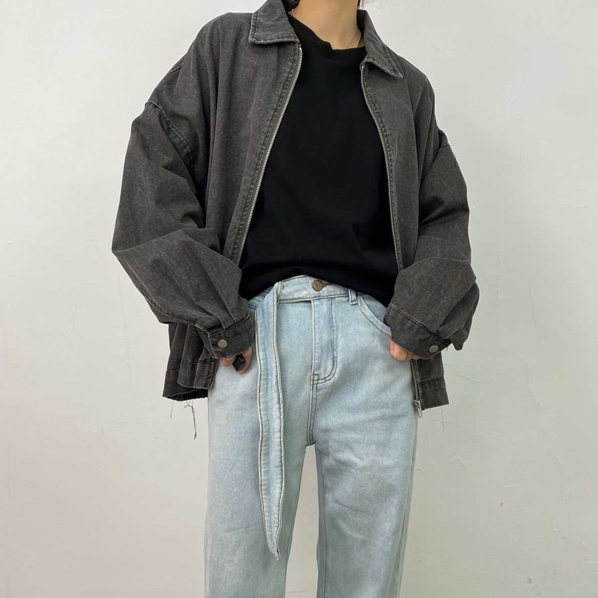 模特穿著#9195 質感修身短T黑色搭配外套