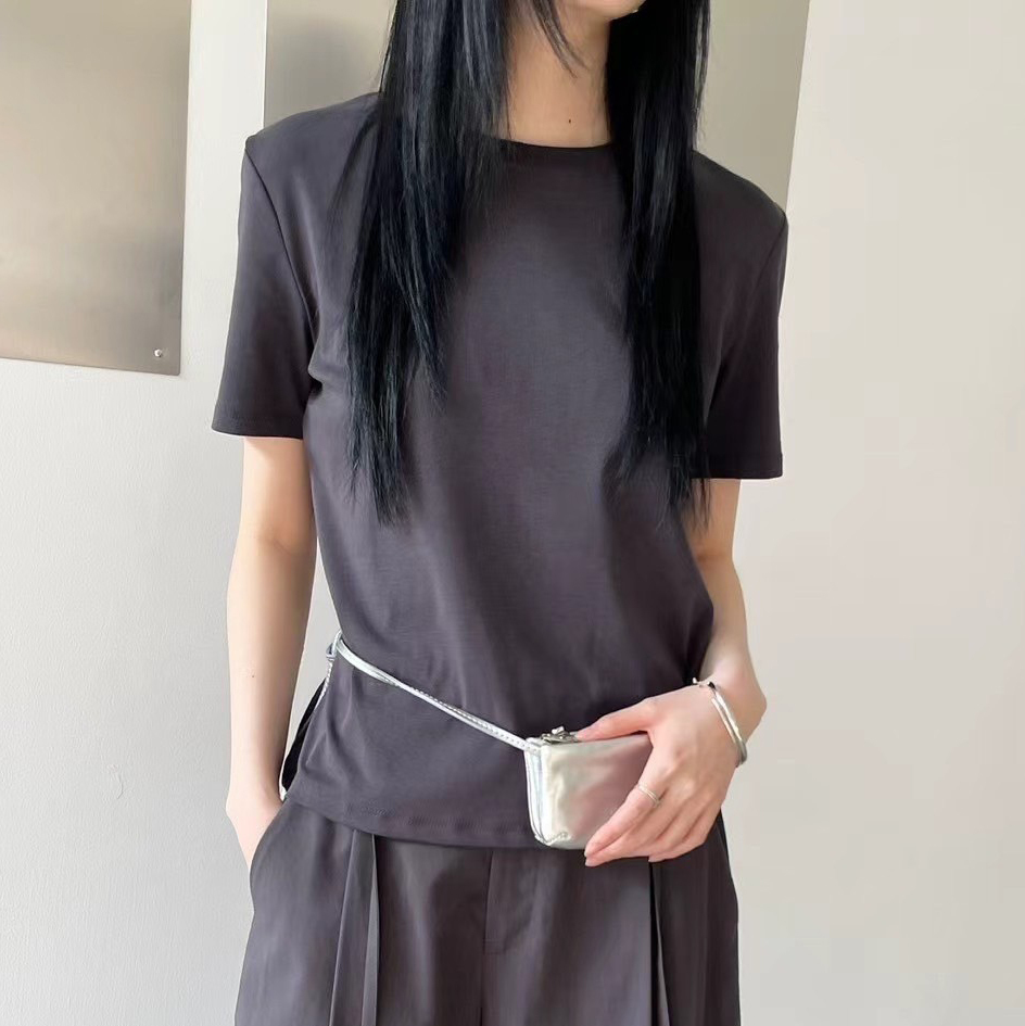 模特穿著#9195 質感修身短T碳灰