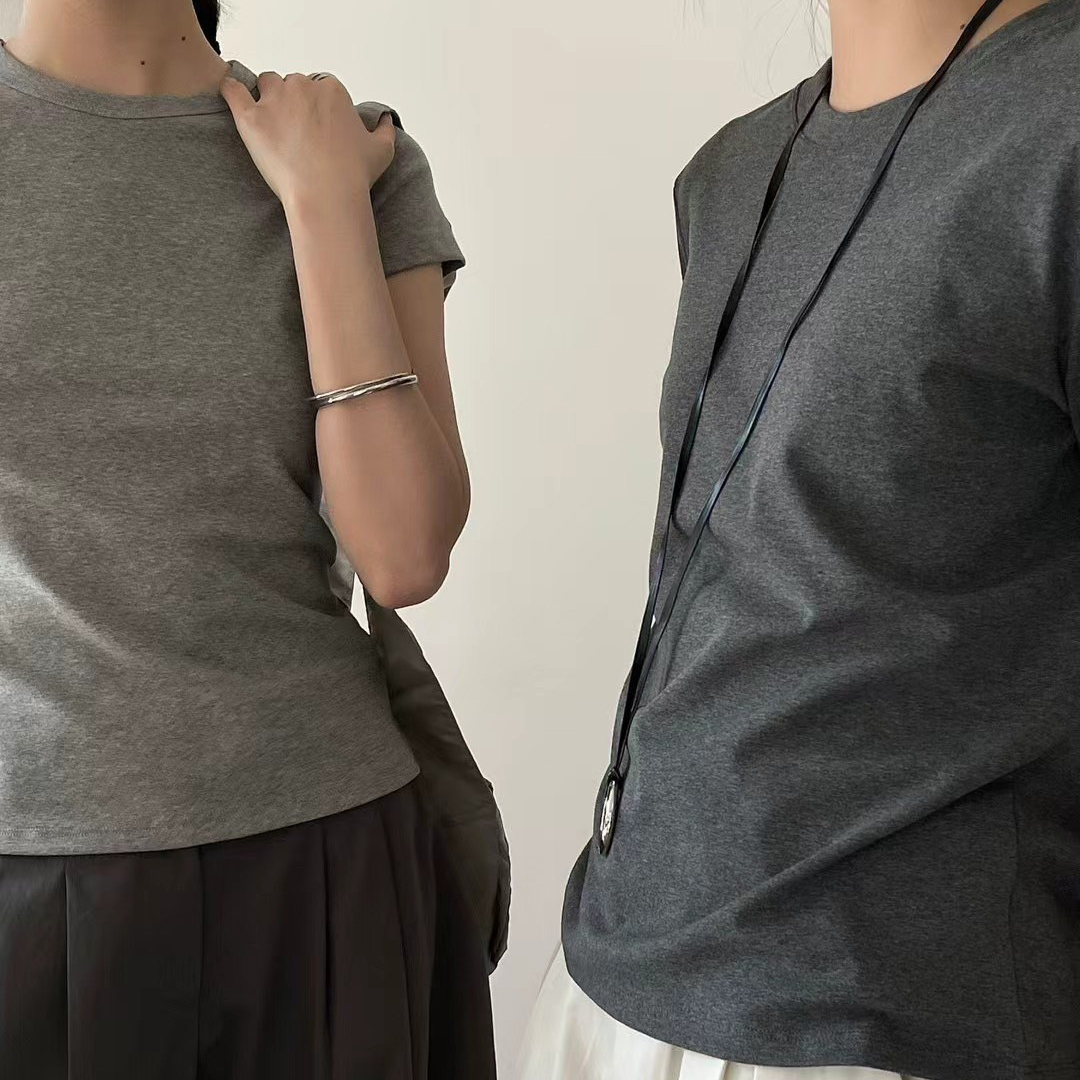 模特們穿著#9195 質感修身短T淺灰、碳灰