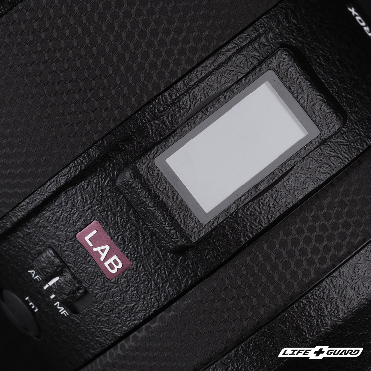 皮紋黑貼膜質感特寫，LIFE+GUARD 設計風格