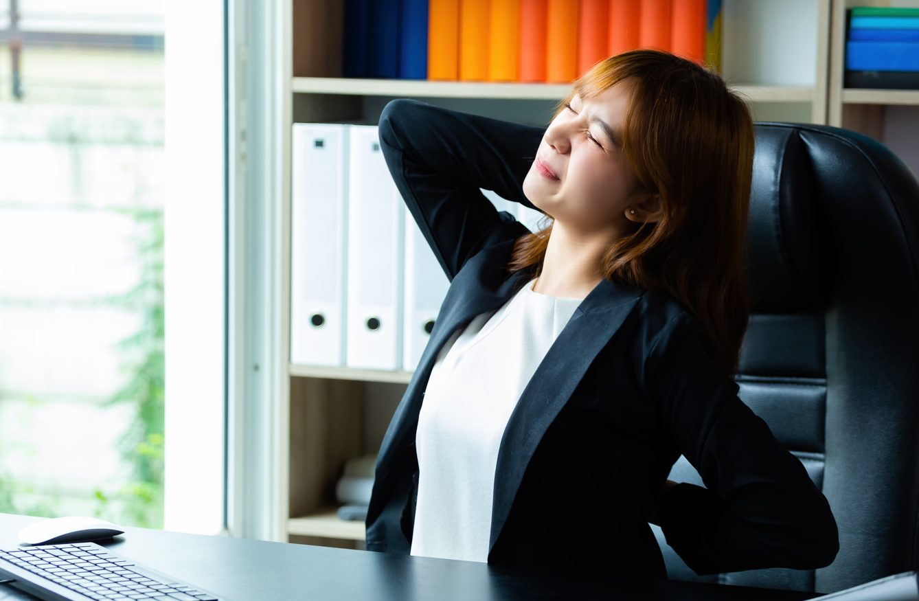 駝背會造成骨盆前傾、下背痛｜駝背矯正完整指南：上班族告別痠痛的科學方法