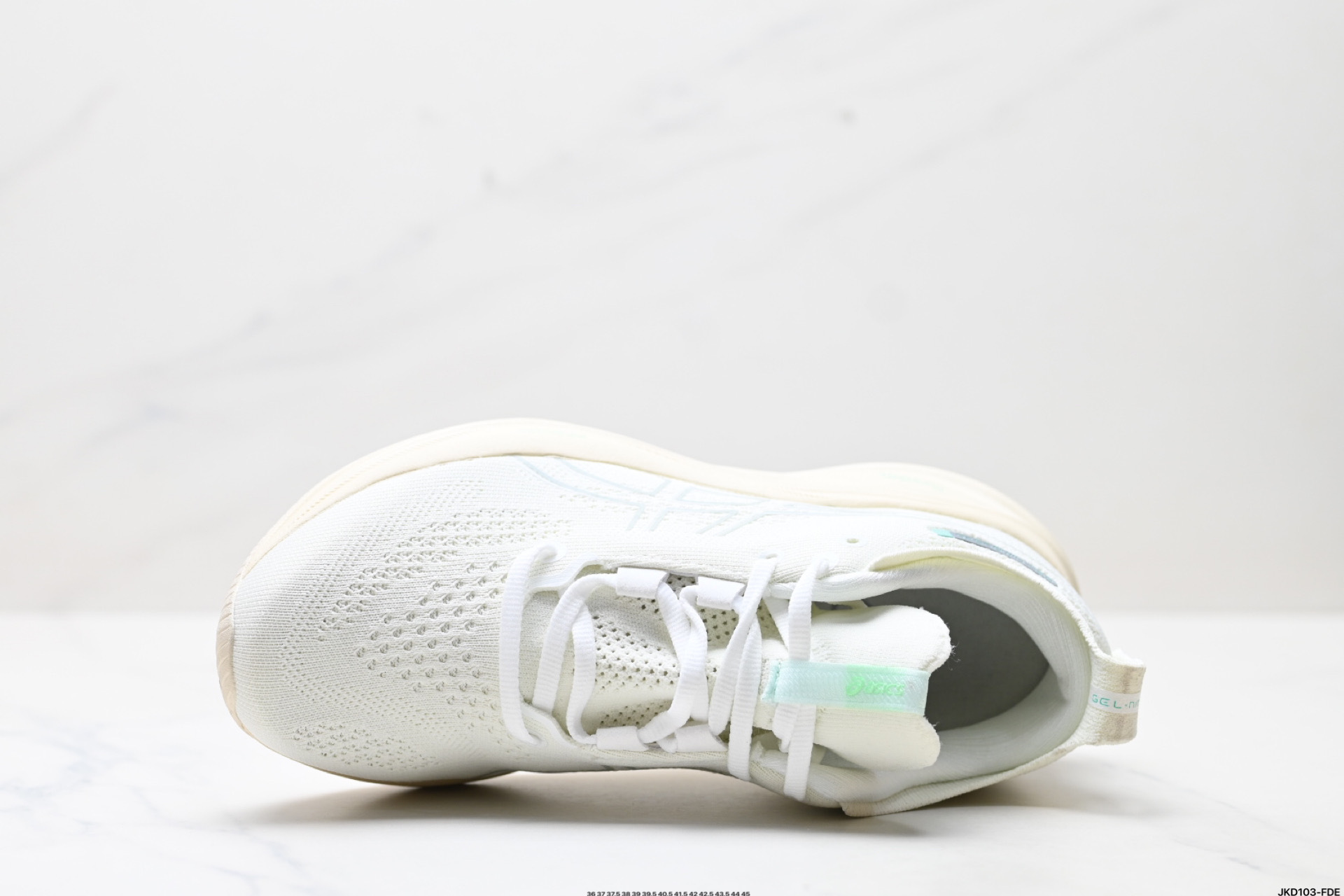 ASICS GEL-NIMBUS 26 純白色