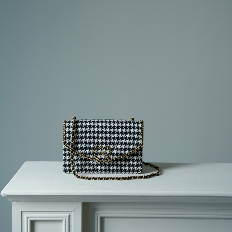 Chanel 愛心釦千鳥紋信封腋下包