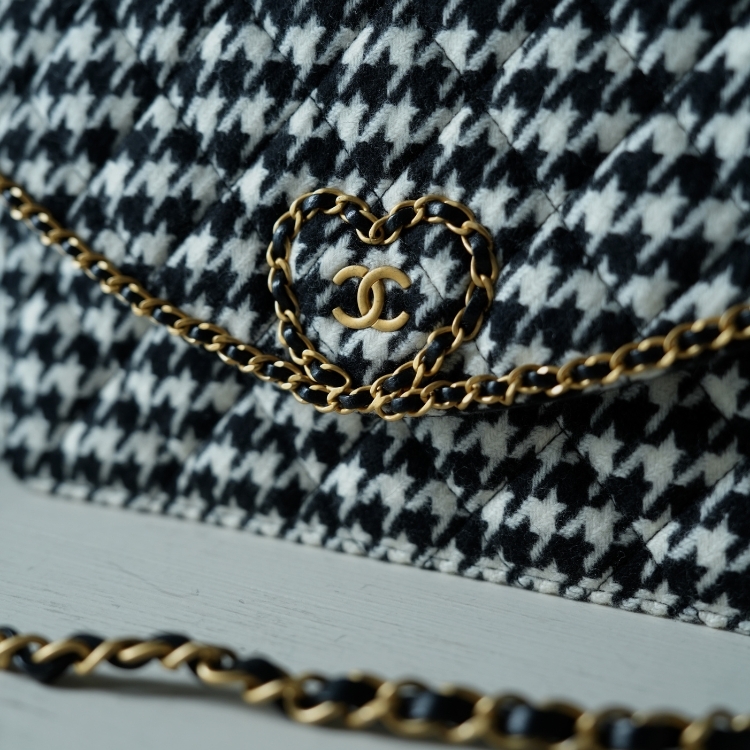Chanel 愛心釦千鳥紋信封腋下包