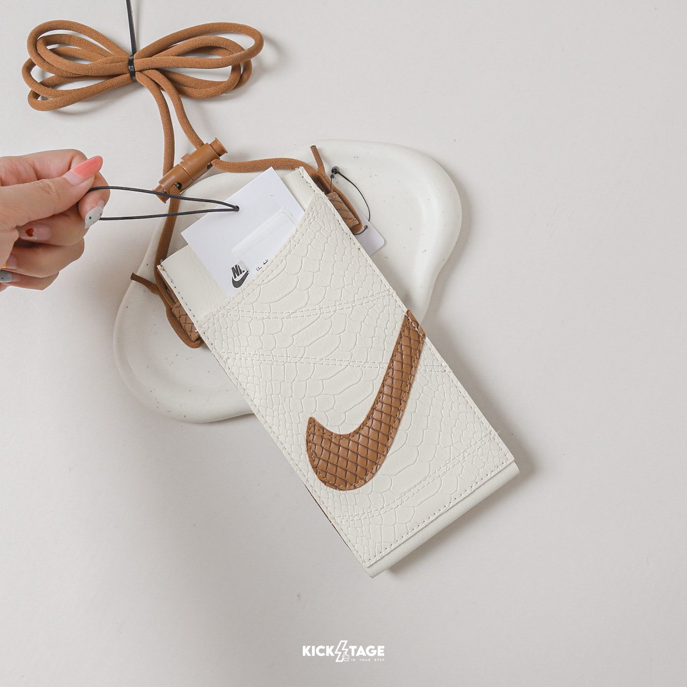 NIKE PREMIUM 米咖色 運動 休閒 皮革 蛇紋 可觸控 卡片包 手機包 斜背包【IF1668-120】