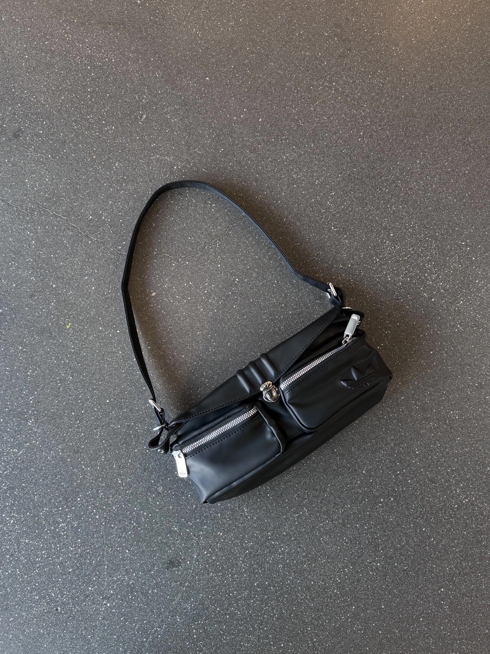 ADIDAS 機車包 單肩包 側背包 腋下包 黑色 金屬 可調節 KC1416 / 預購