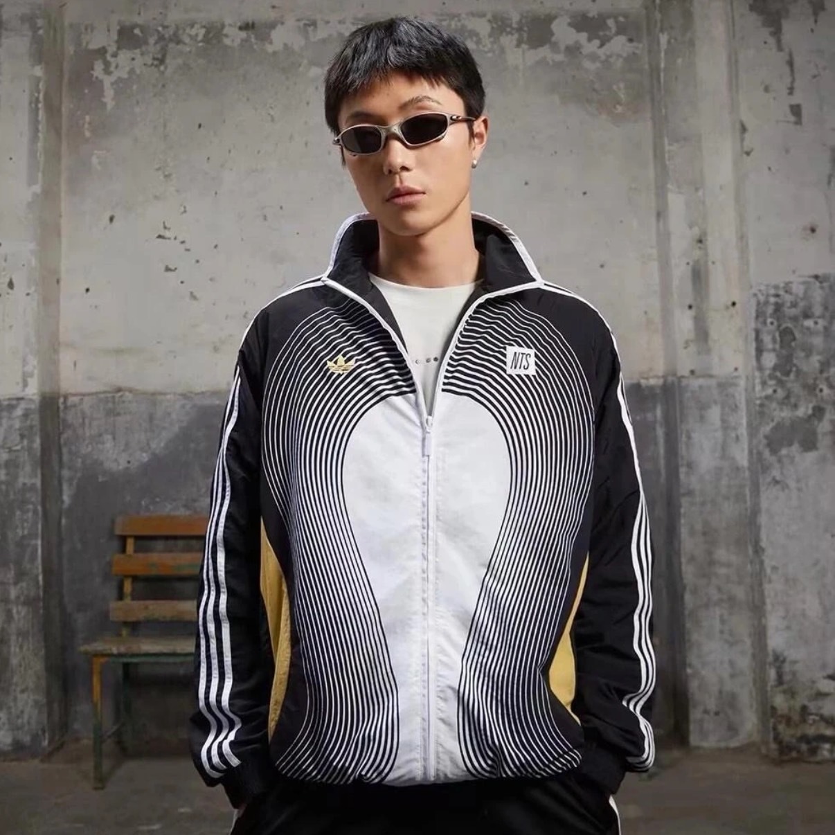 ADIDAS ORIGINALS X NTS RADIO 聯名款 SS24立領外套黑黃線條 JI5063