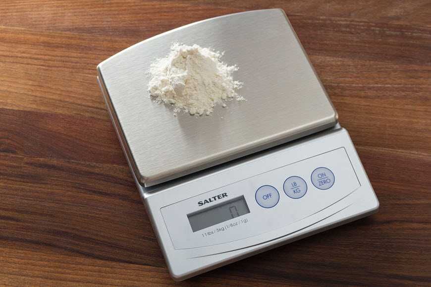 用磅秤精準計量飼料份量