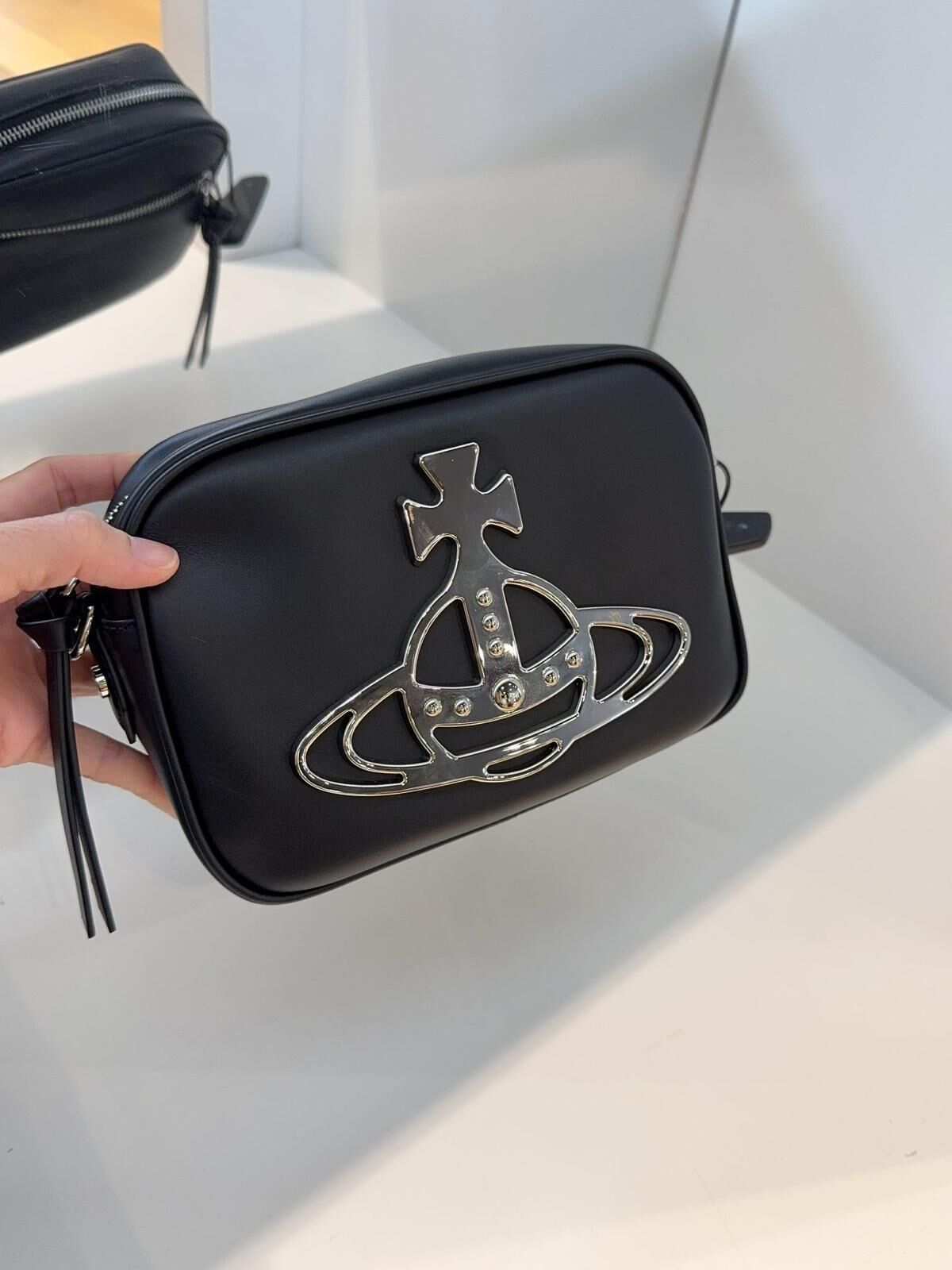 【現貨】QC050601 Vivienne Westwood 黑色斜孭袋