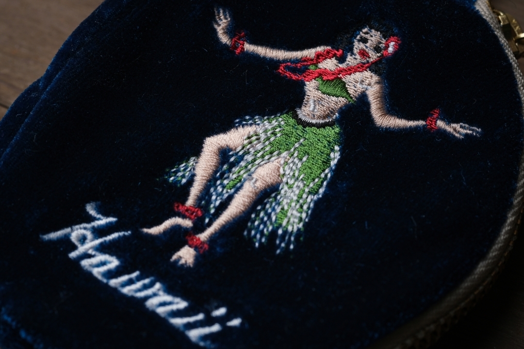 【METALIZE】復古絨布刺繡吊掛圓包-HAWAII夏威夷女郎