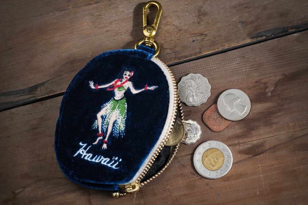 【METALIZE】復古絨布刺繡吊掛圓包-HAWAII夏威夷女郎