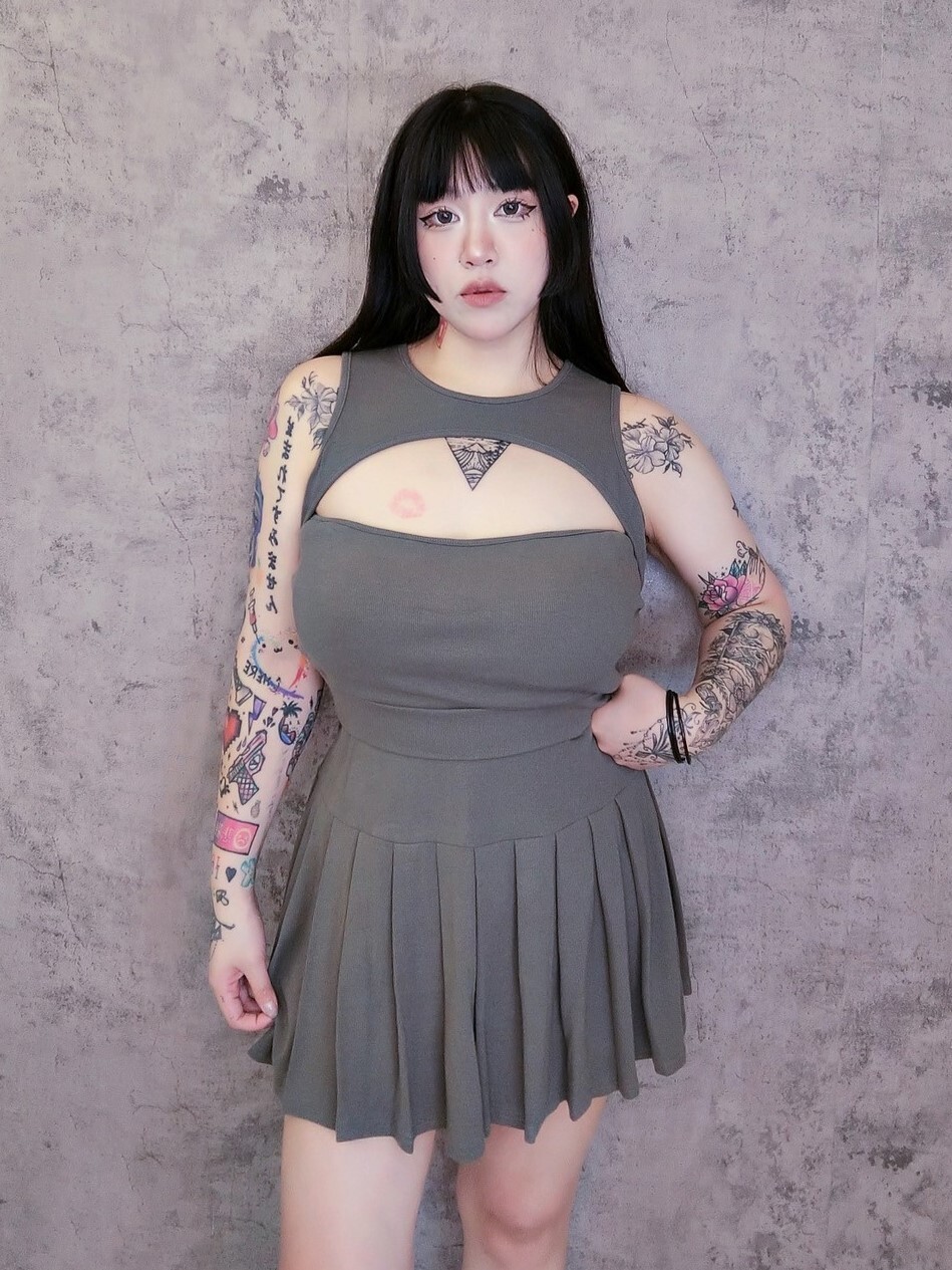 胸開洞背心+百褶裙*兩件套*