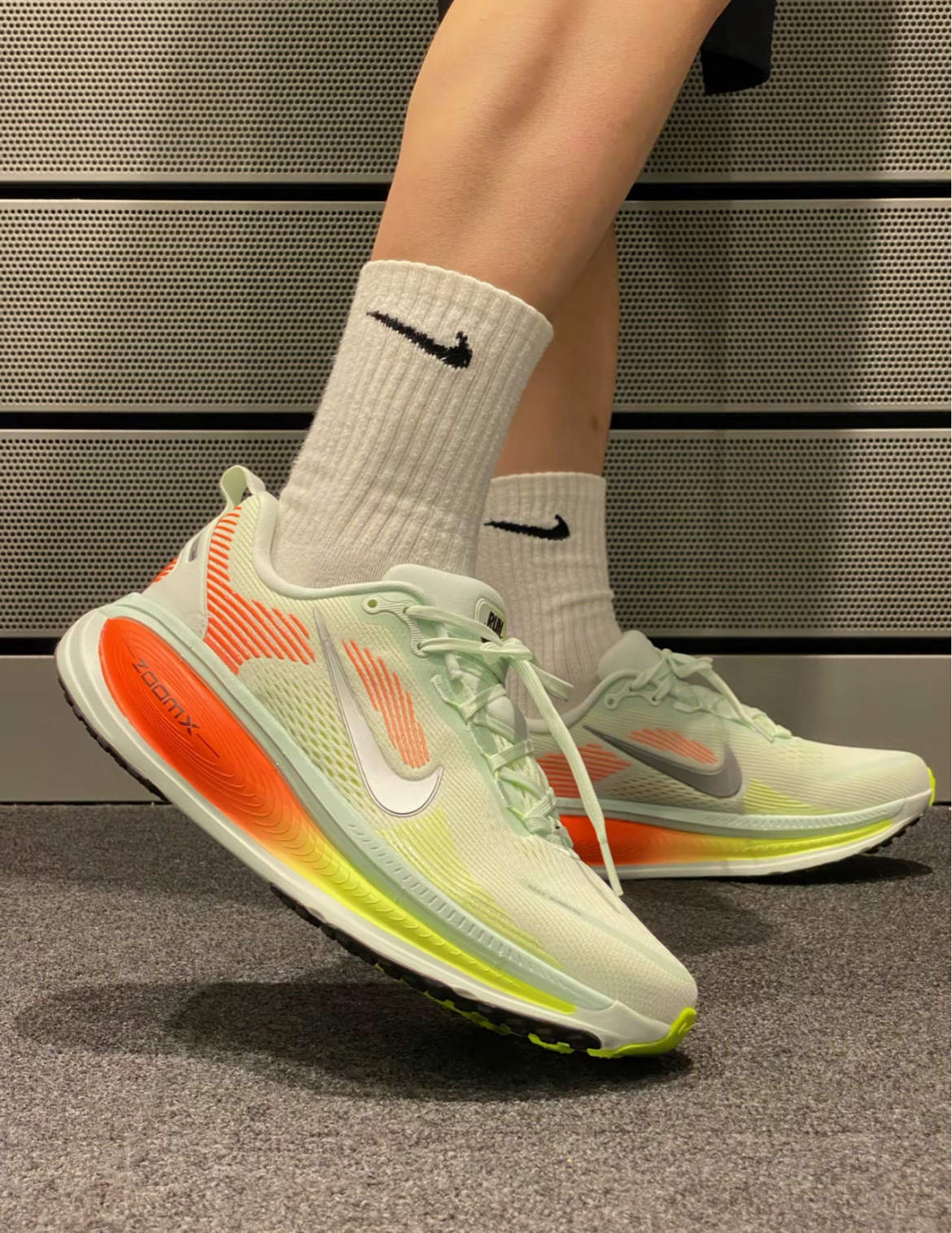 男鞋 NIKE ZOOMX VOMERO 綠橘 氣墊 緩 休閒 跑步 運動鞋【HM6803-300】