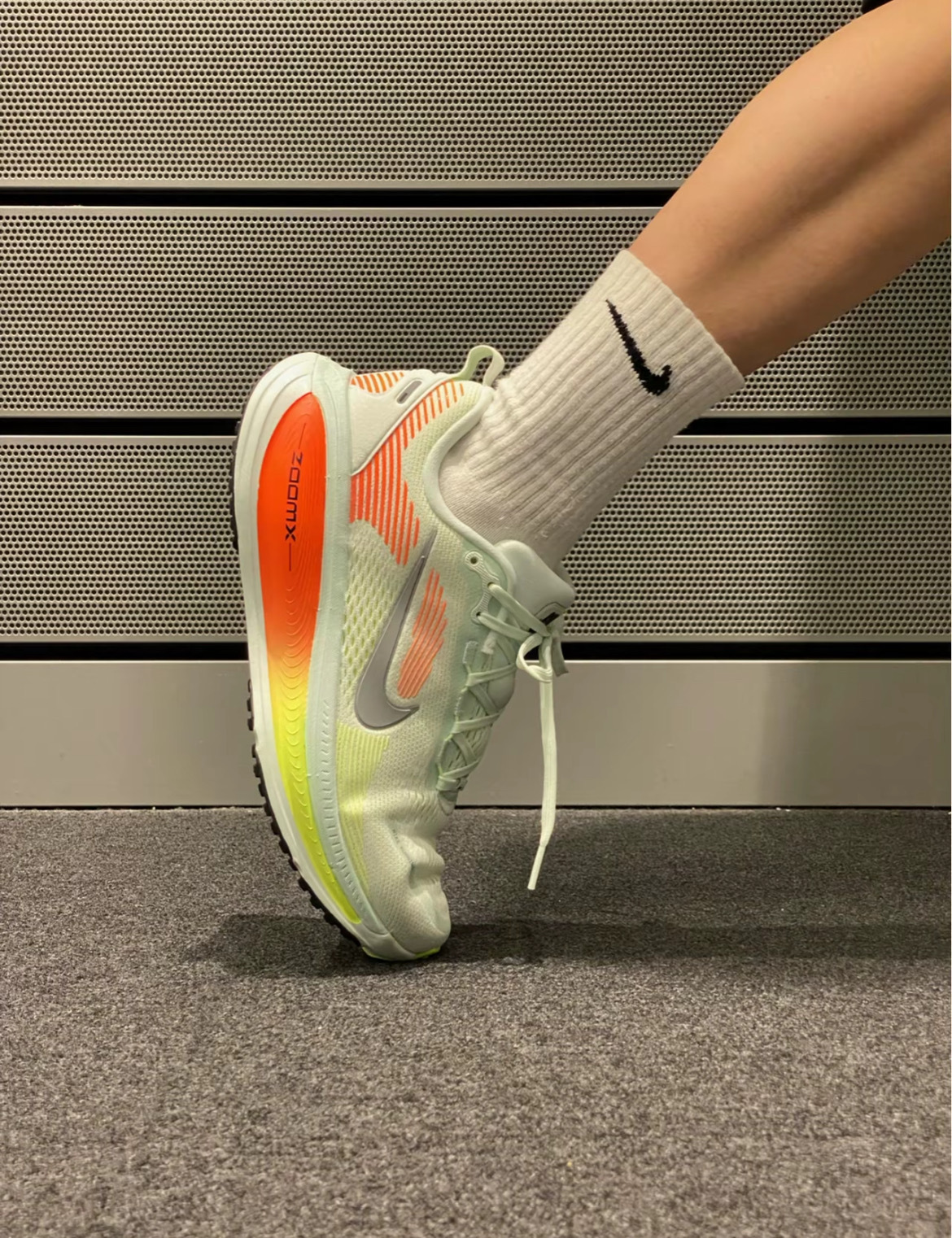 男鞋 NIKE ZOOMX VOMERO 綠橘 氣墊 緩 休閒 跑步 運動鞋【HM6803-300】