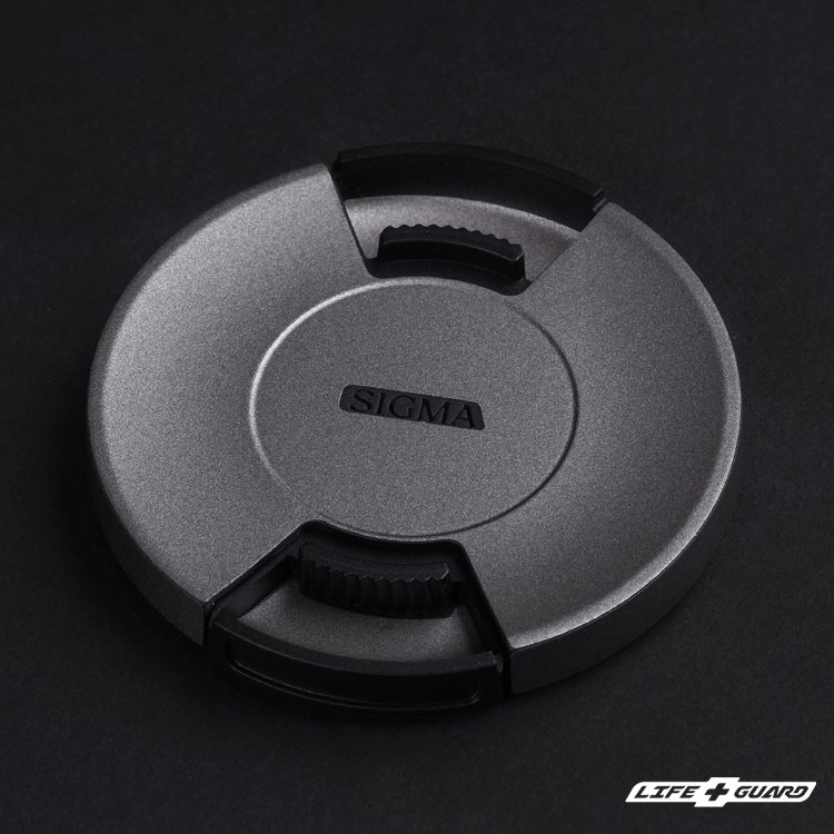 SIGMA 16-300mm F3.5-6.7 DC OS 鏡頭蓋貼膜展示圖，LIFE+GUARD 霧鈦風格