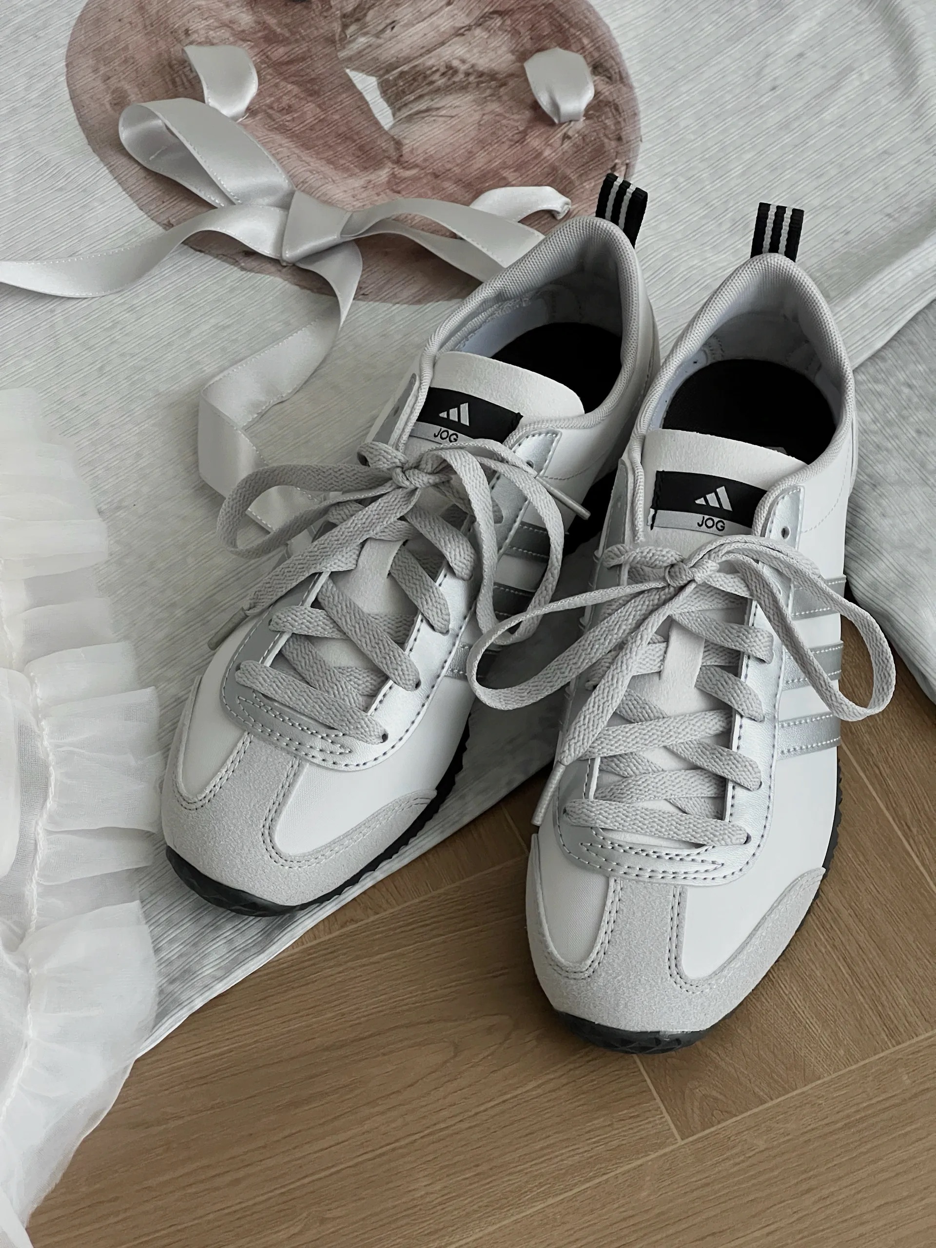 ADIDAS VS JOG 2.0 金屬銀灰 灰白 黑底 低飽和色系 男女鞋 JR4653 / 預購