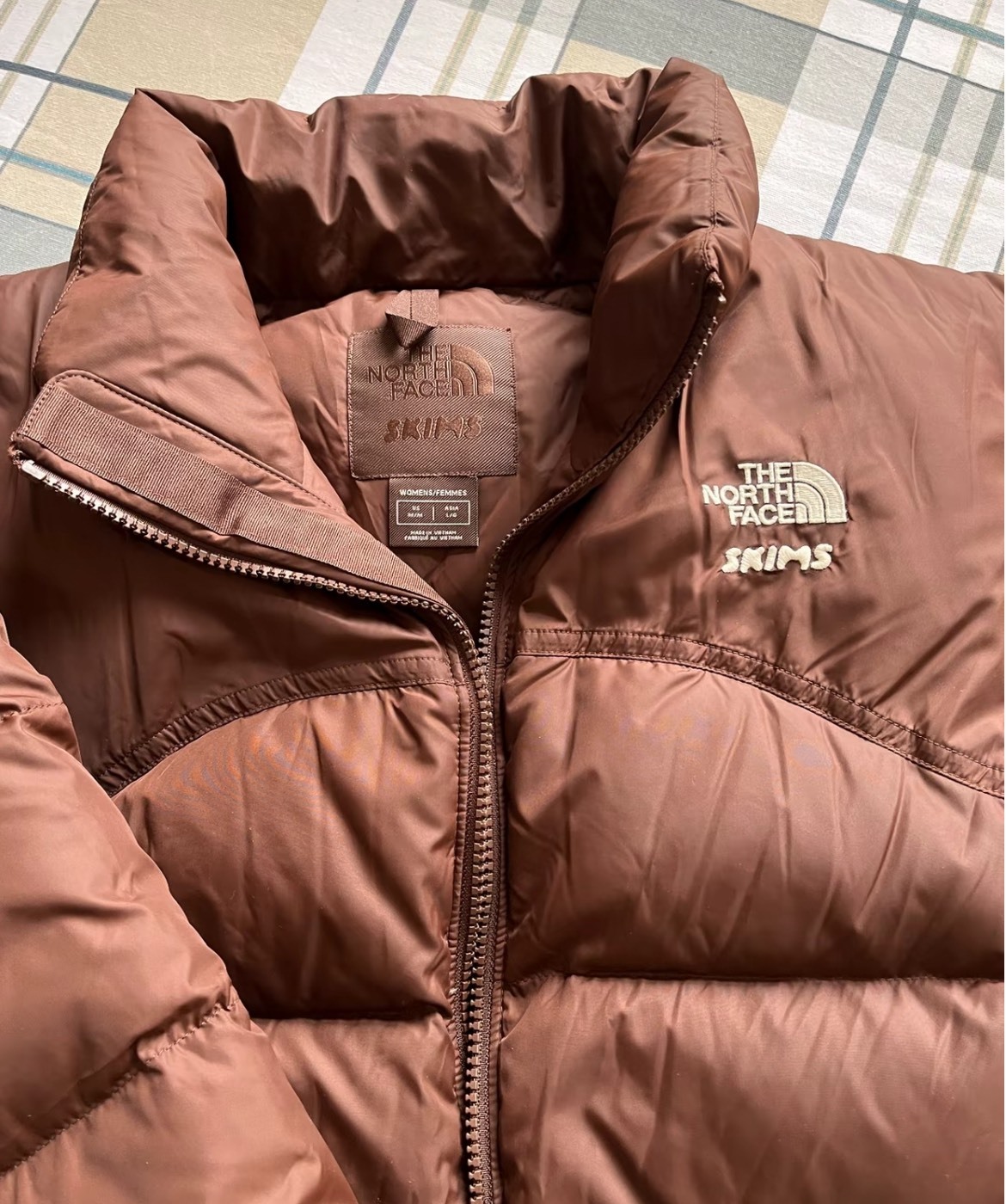 THE NORTH FACE x SKIMS 聯名保暖立領羽絨外套 女 深棕色