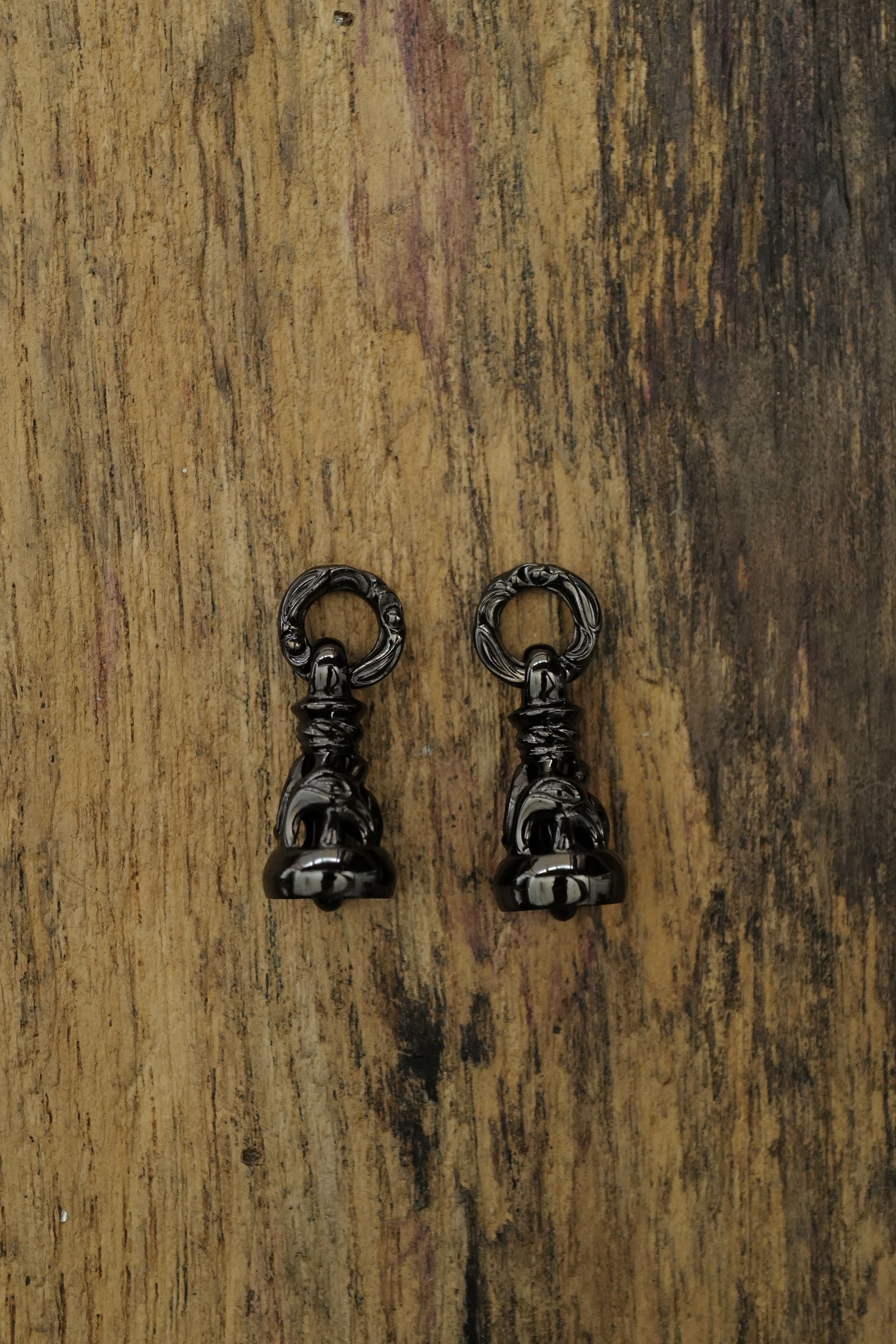 Dove Bell Rhodium Black