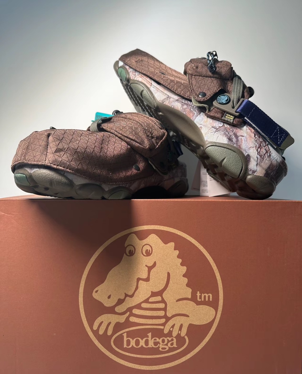 Bodega x Crocs 卡駱馳 沙灘涼鞋（棕）