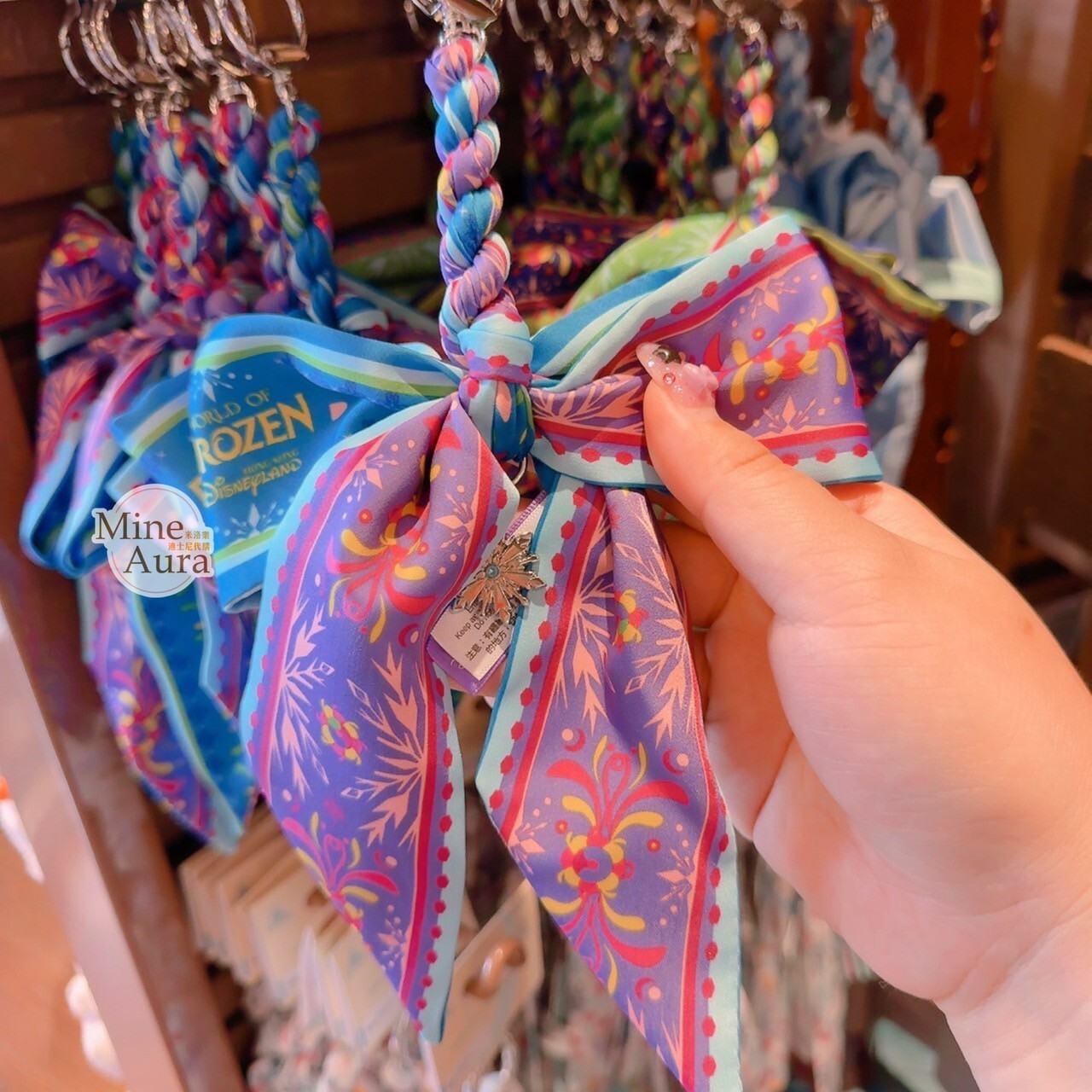 World of Frozen 限定 藍邊圖騰 緞帶 蝴蝶結綁帶設計 鑰匙圈 吊飾 冰雪奇緣 Frozen -香港迪士尼樂園