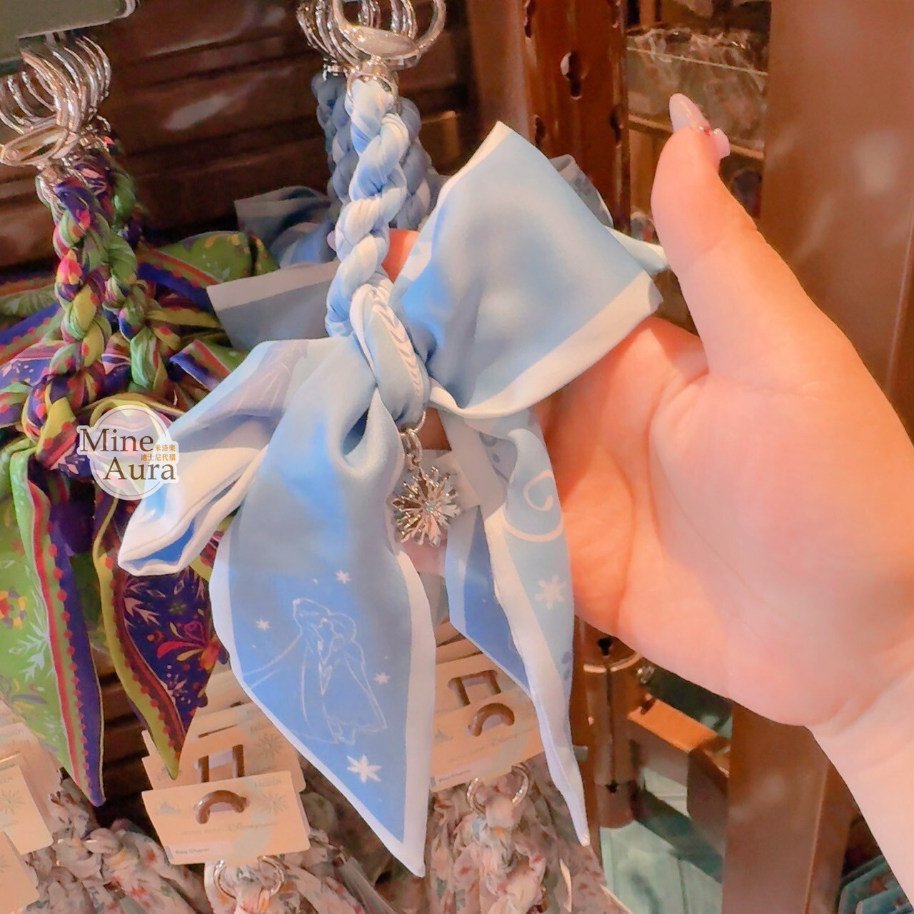 World of Frozen 限定 雪花圖騰 緞帶 蝴蝶結綁帶設計 鑰匙圈 吊飾 冰雪奇緣 Frozen -香港迪士尼樂園