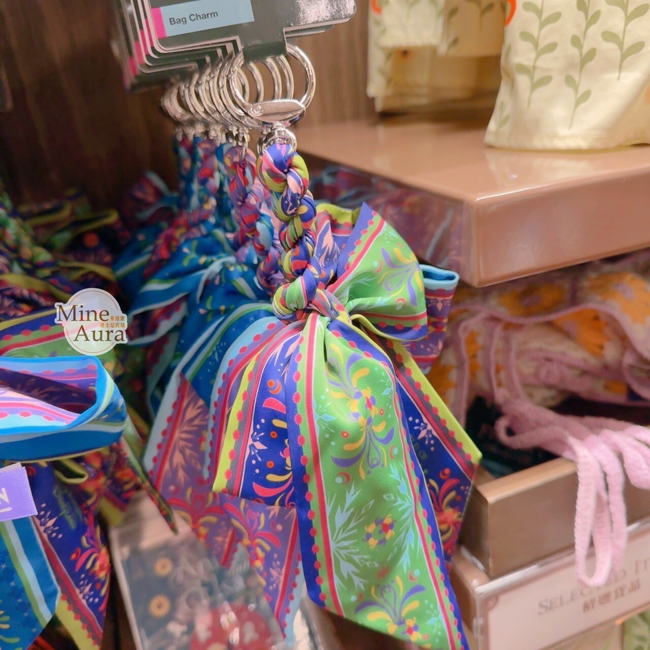 World of Frozen 限定 藍綠色圖騰 緞帶 蝴蝶結綁帶設計 鑰匙圈 吊飾 冰雪奇緣 Frozen -香港迪士尼樂園