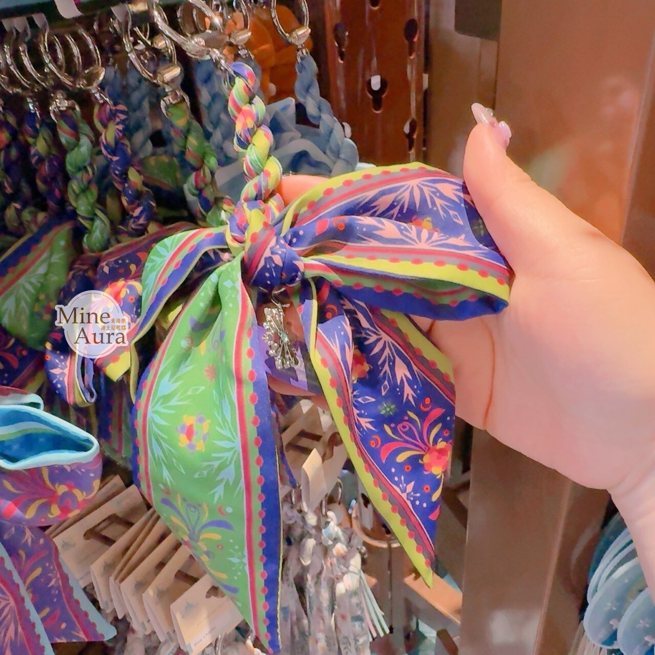 World of Frozen 限定 藍綠色圖騰 緞帶 蝴蝶結綁帶設計 鑰匙圈 吊飾 冰雪奇緣 Frozen -香港迪士尼樂園