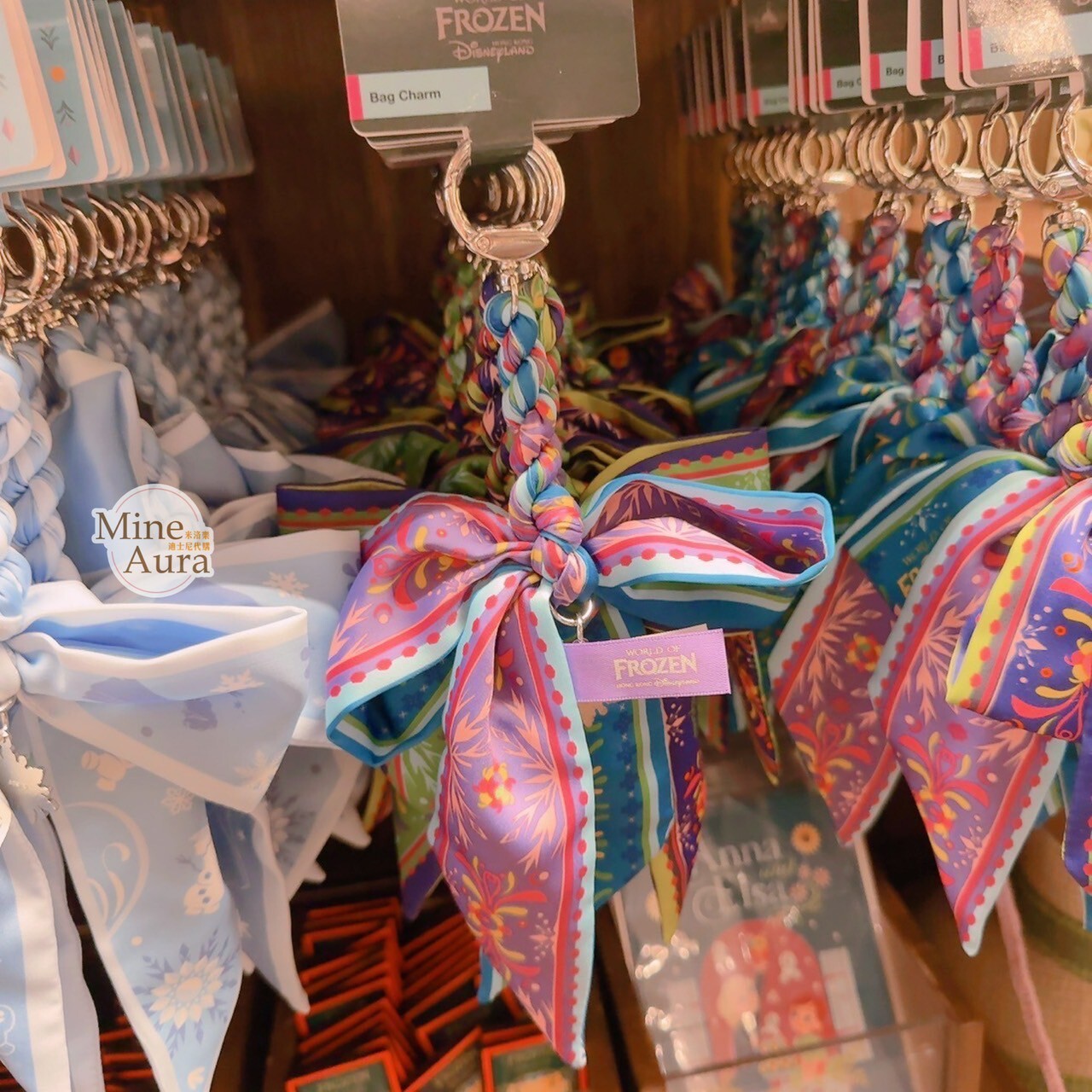 World of Frozen 限定 藍邊圖騰 緞帶 蝴蝶結綁帶設計 鑰匙圈 吊飾 冰雪奇緣 Frozen -香港迪士尼樂園